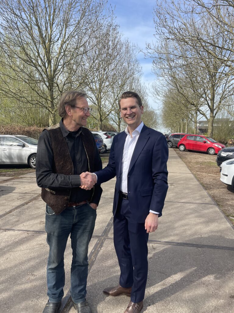 Minister Jaimie van Essen en boer Jan Huijgen.